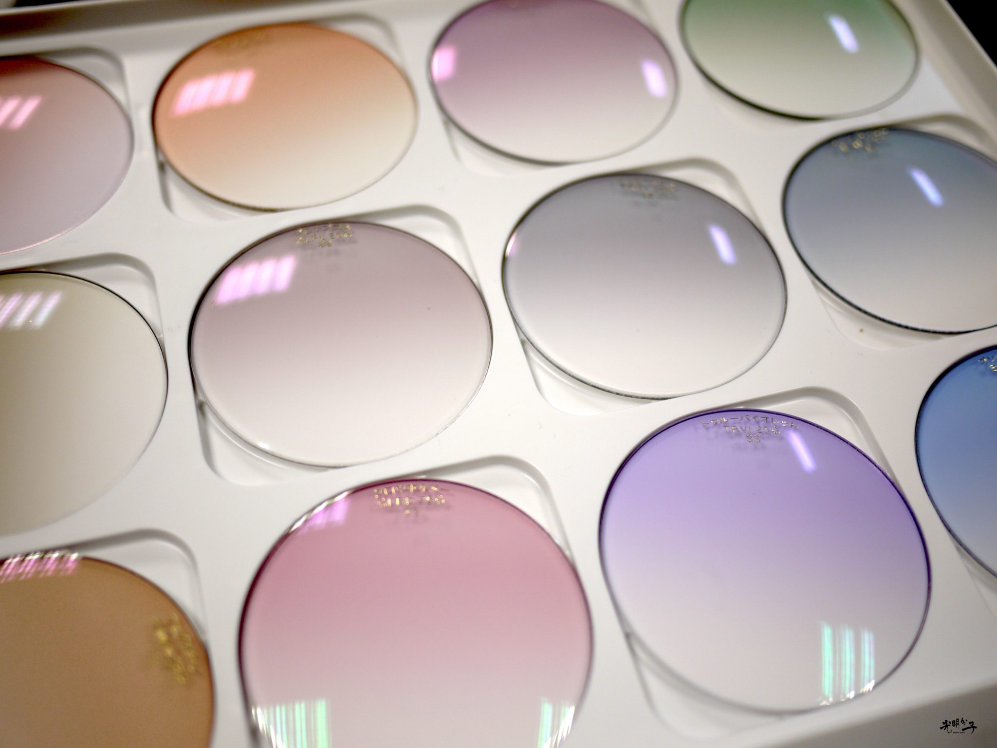 【淡彩時尚風潮來襲】．不可不知的『淡色眼鏡．太陽眼鏡』挑選重點－光明分子．眼鏡