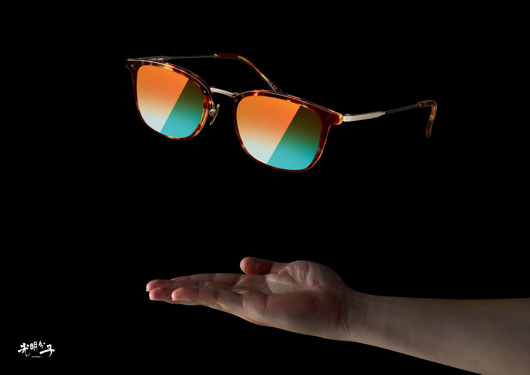 夏日墨鏡時尚・蔡司太陽智能鏡片隨你搭色－光明分子．眼鏡