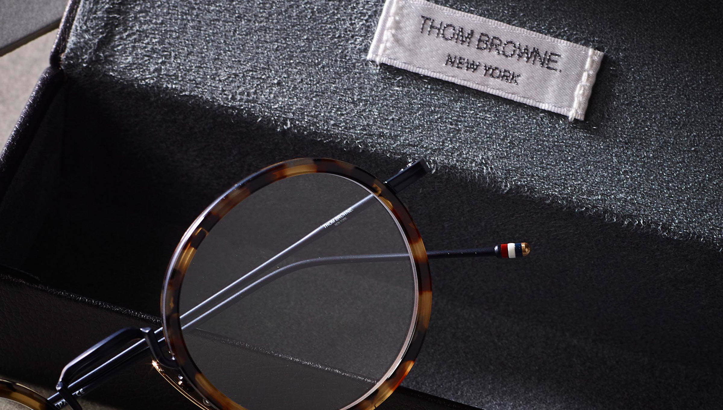 【開箱】你所不知道的THOM BROWNE・紐約時尚背後的品牌故事－光明分子．眼鏡