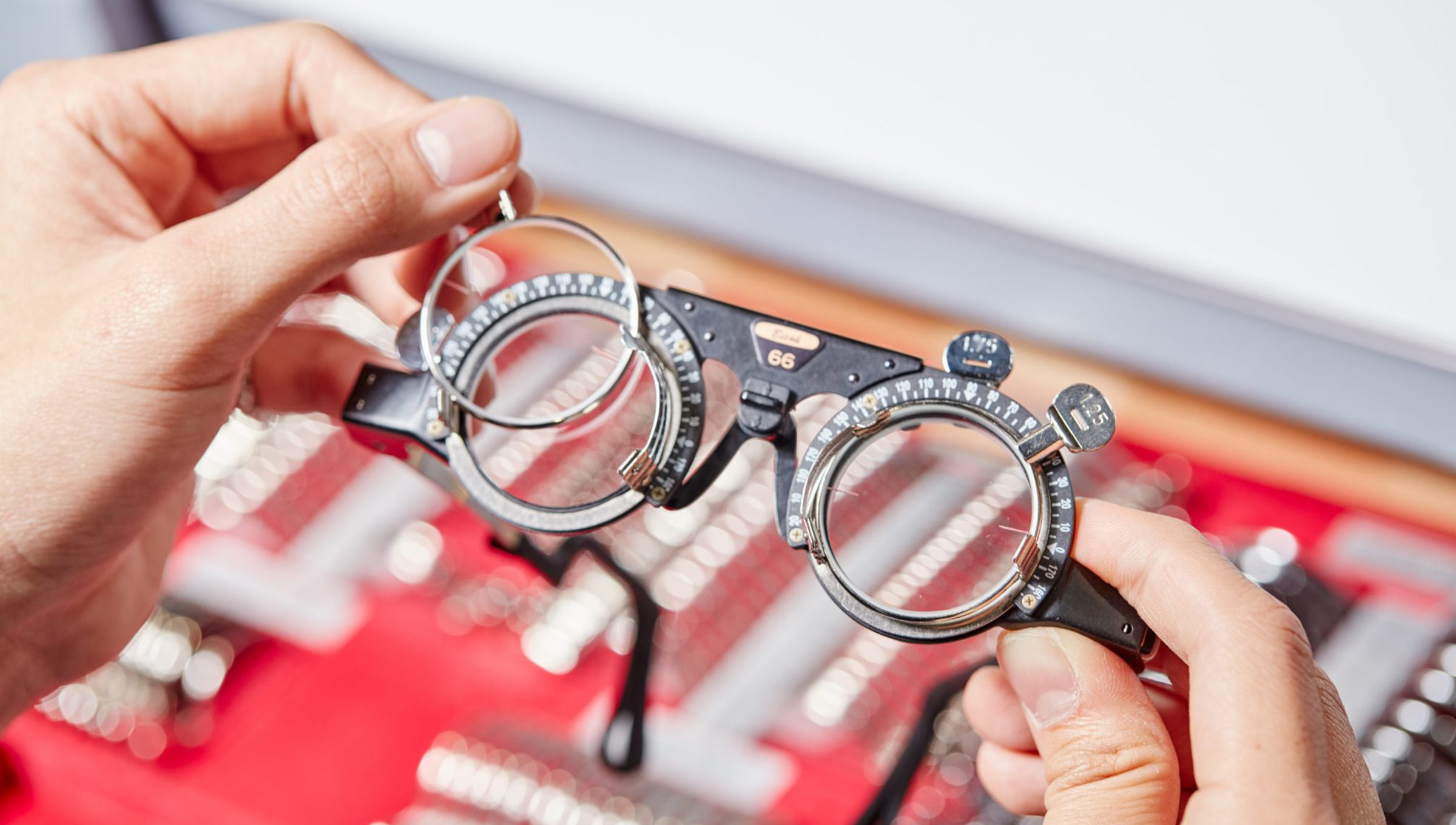 新眼鏡度數正確嗎？配鏡驗光處方不可不知的眉角－光明分子．眼鏡